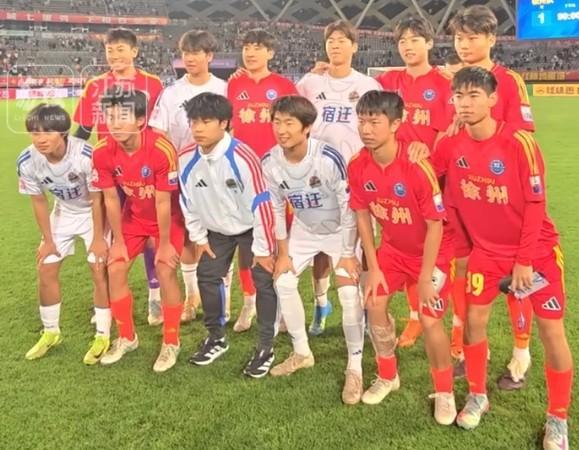 开云-徐州vs宿迁赛后，江苏常晋球员合影，苗润东、张桐瑞交换球衣